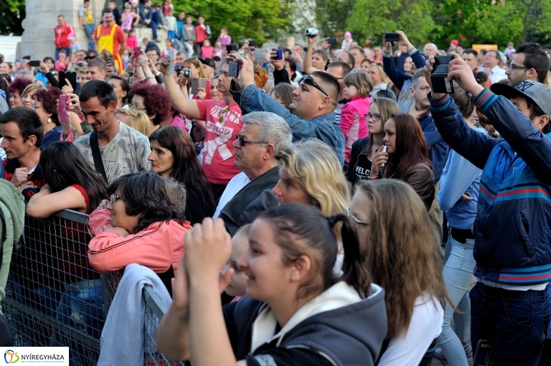 Helló Nyíregyháza Kossuth tér este és Ocho Macho koncert