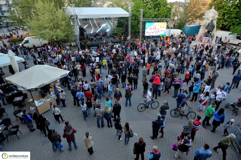Helló Nyíregyháza Kossuth tér este és Ocho Macho koncert