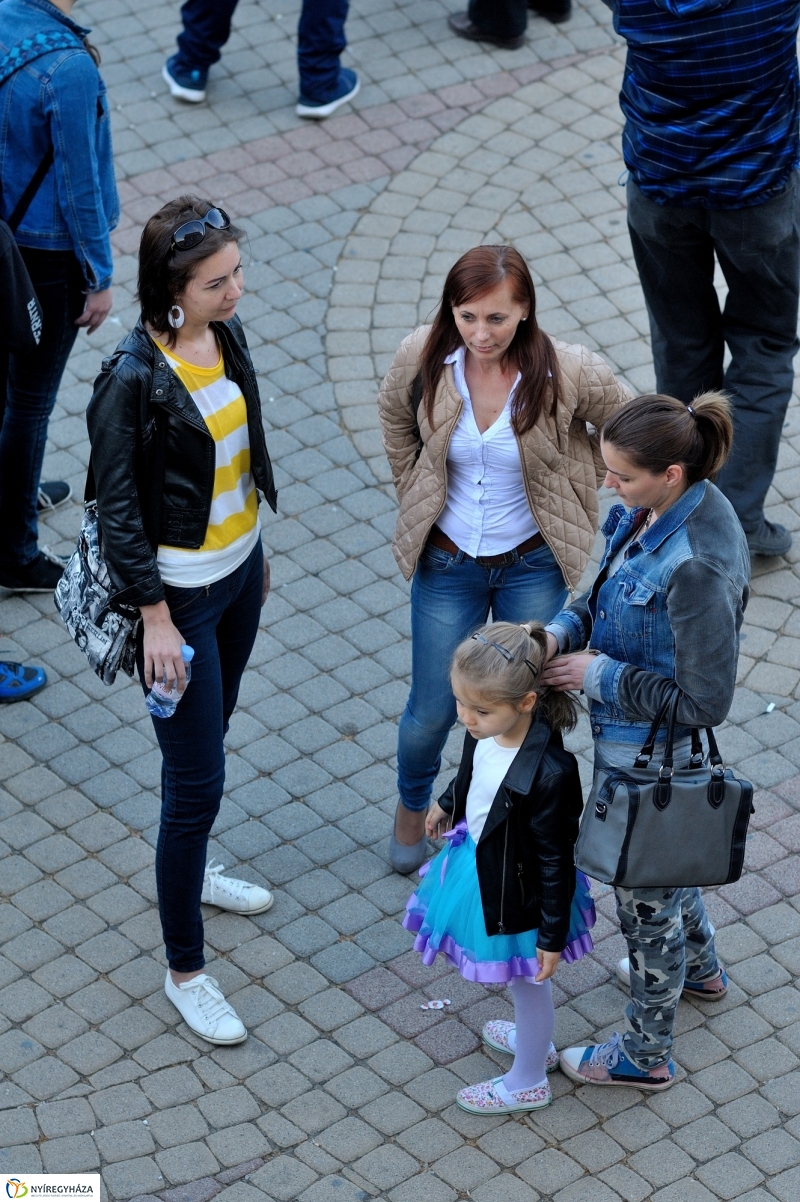 Helló Nyíregyháza Kossuth tér este és Ocho Macho koncert