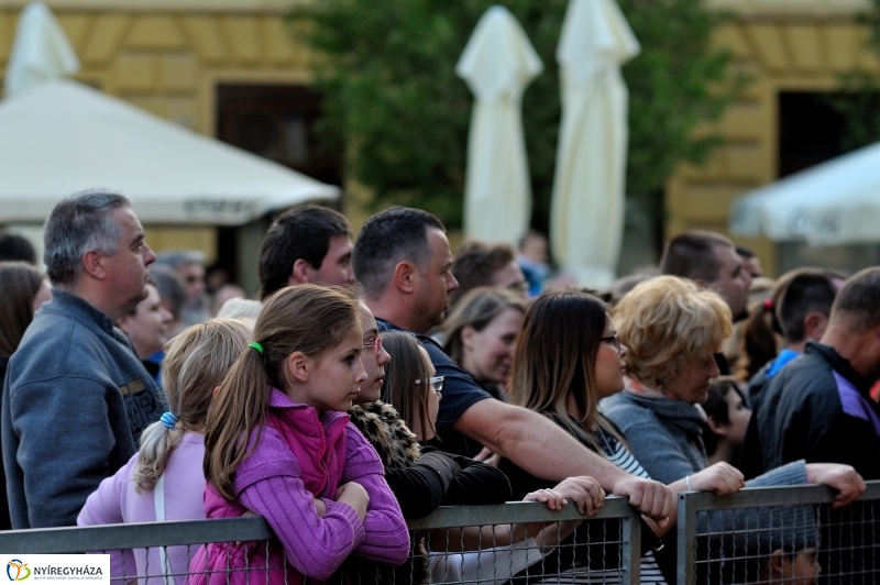 Helló Nyíregyháza Kossuth tér este és Ocho Macho koncert