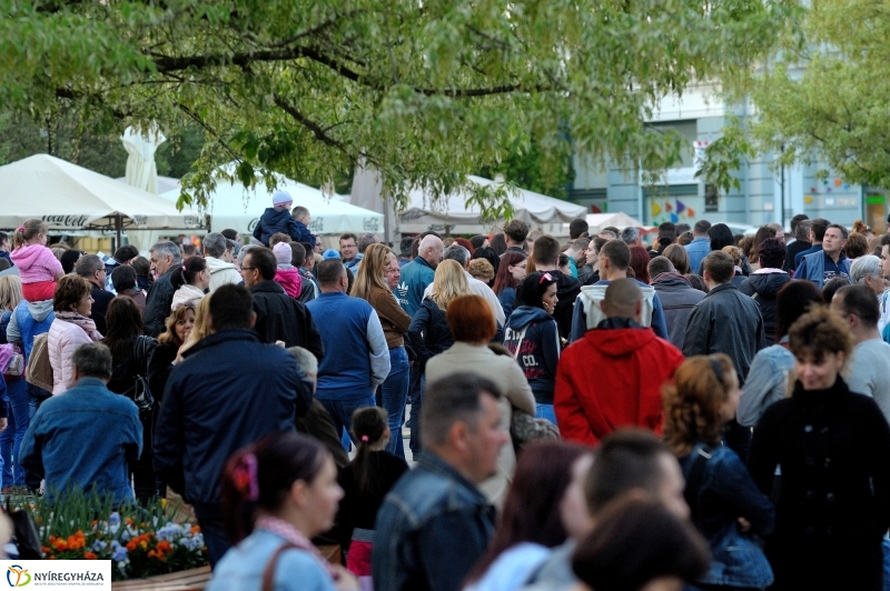 Helló Nyíregyháza Kossuth tér este és Ocho Macho koncert
