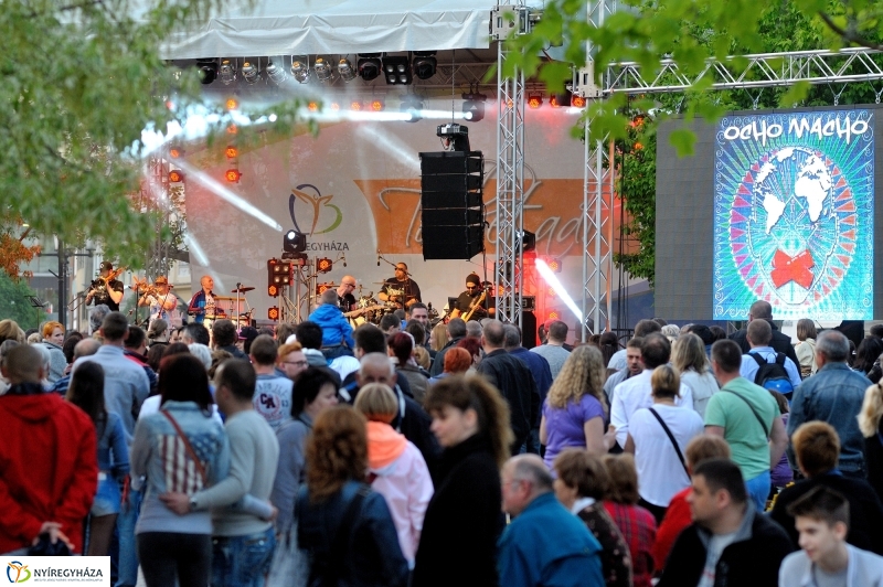 Helló Nyíregyháza Kossuth tér este és Ocho Macho koncert