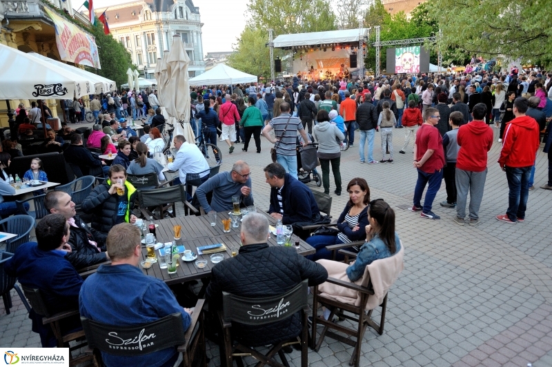 Helló Nyíregyháza Kossuth tér este és Ocho Macho koncert