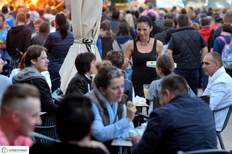 Helló Nyíregyháza Kossuth tér este és Ocho Macho koncert