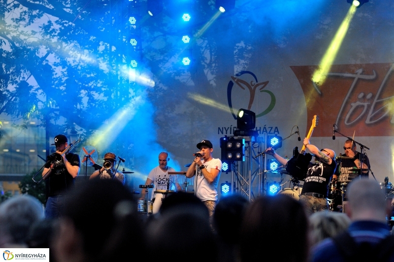 Helló Nyíregyháza Kossuth tér este és Ocho Macho koncert