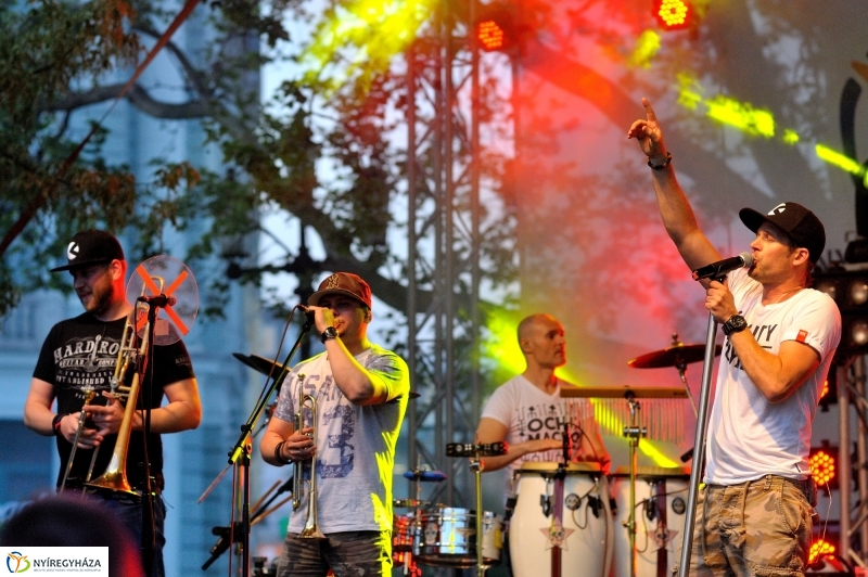 Helló Nyíregyháza Kossuth tér este és Ocho Macho koncert