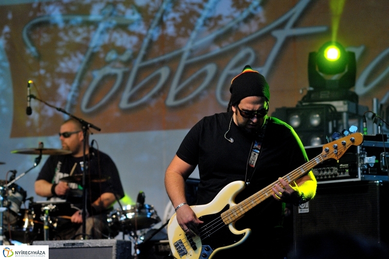 Helló Nyíregyháza Kossuth tér este és Ocho Macho koncert