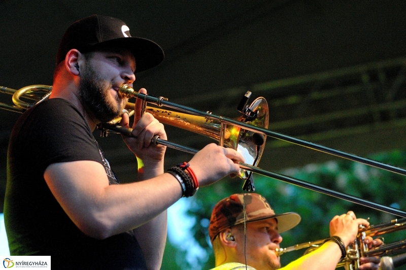 Helló Nyíregyháza Kossuth tér este és Ocho Macho koncert