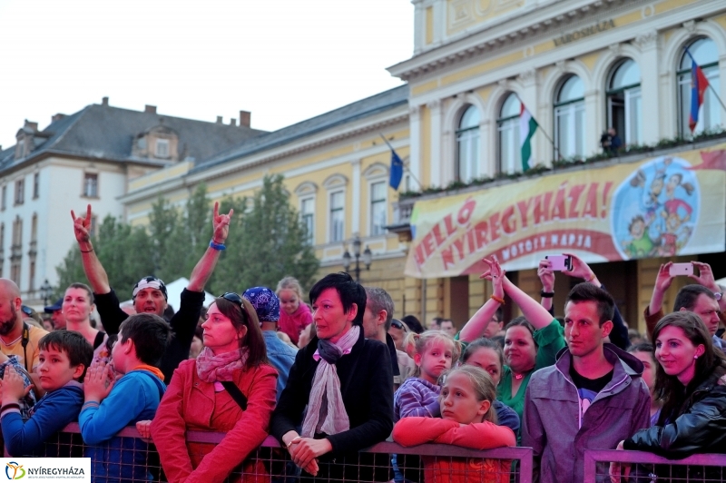 Helló Nyíregyháza Kossuth tér este és Ocho Macho koncert