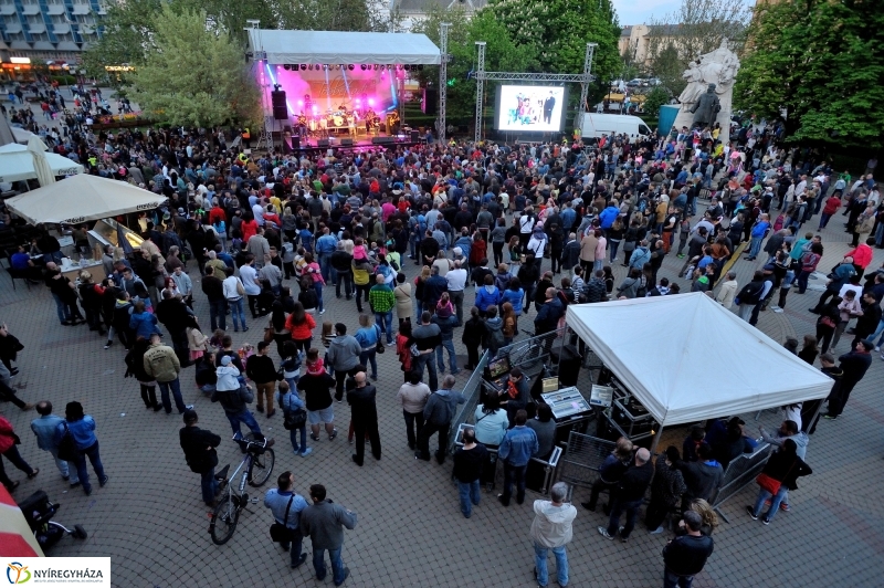 Helló Nyíregyháza Kossuth tér este és Ocho Macho koncert