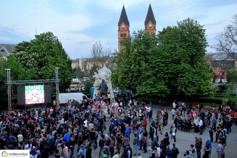 Helló Nyíregyháza Kossuth tér este és Ocho Macho koncert