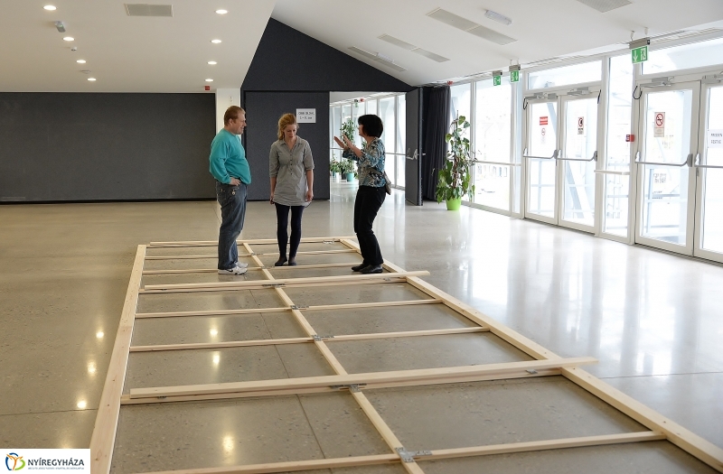 Megérkezett az óriásfestmény