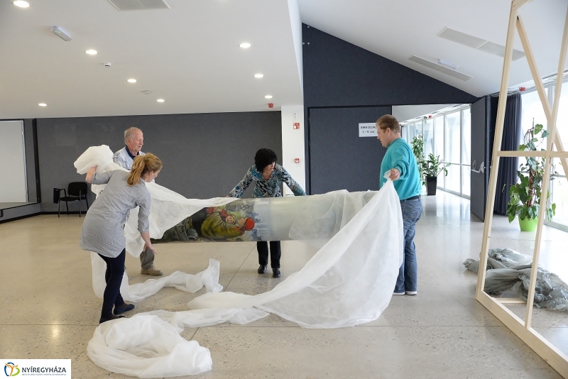 Megérkezett az óriásfestmény