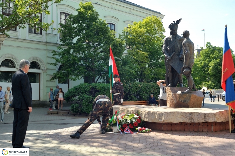 Megemlékezés a Városalapítók szobránál