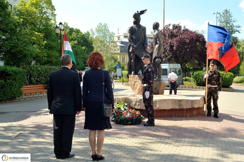 Megemlékezés a Városalapítók szobránál