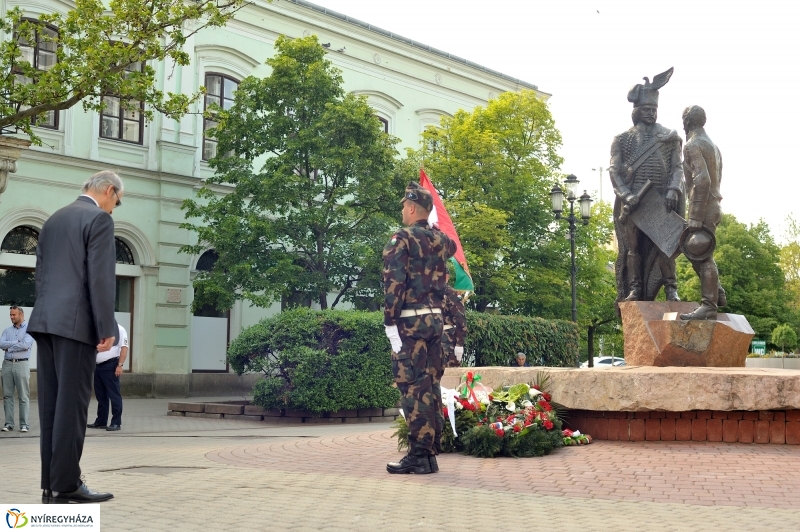Megemlékezés a Városalapítók szobránál
