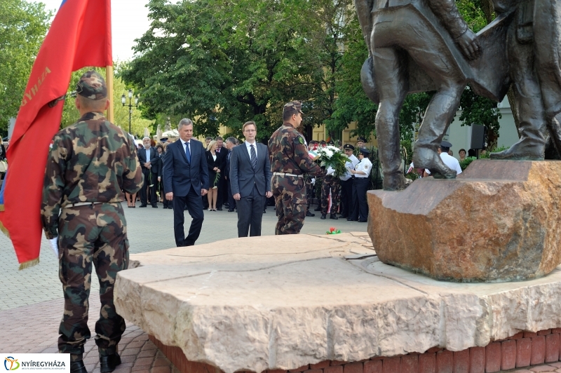 Megemlékezés a Városalapítók szobránál