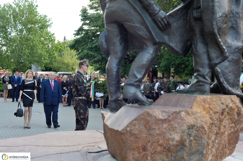 Megemlékezés a Városalapítók szobránál