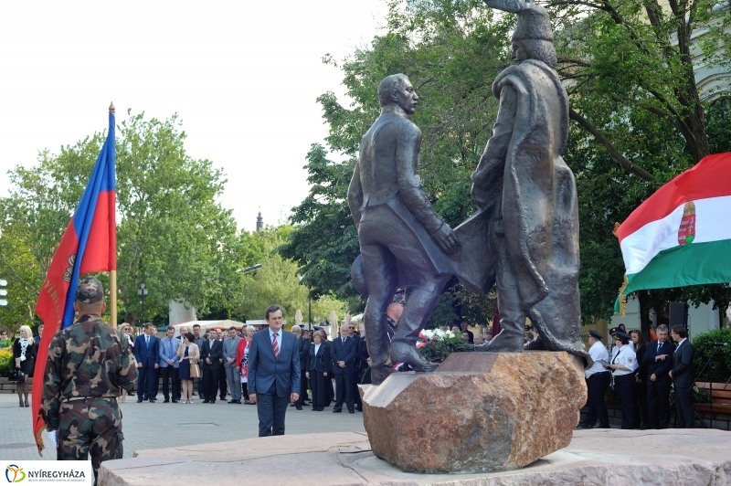 Megemlékezés a Városalapítók szobránál