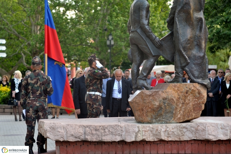 Megemlékezés a Városalapítók szobránál