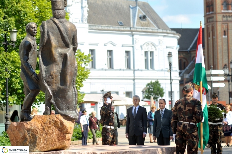 Megemlékezés a Városalapítók szobránál