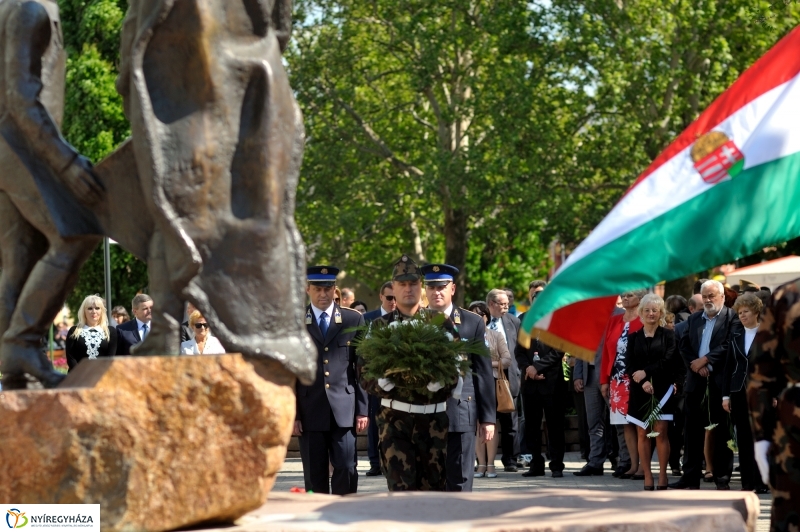 Megemlékezés a Városalapítók szobránál