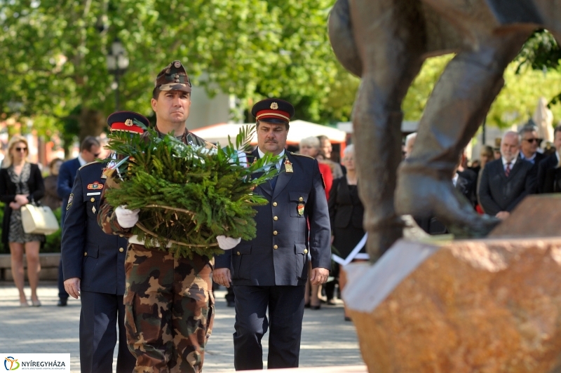 Megemlékezés a Városalapítók szobránál