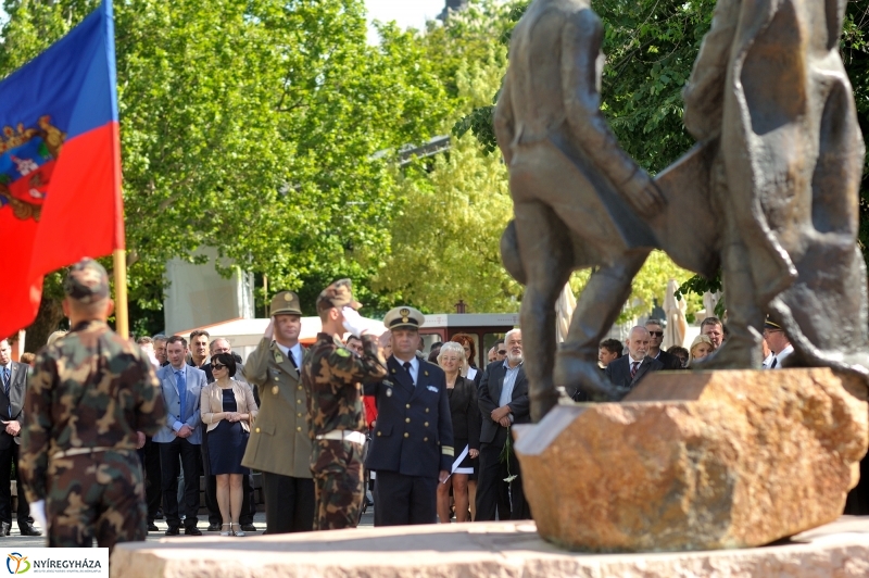 Megemlékezés a Városalapítók szobránál