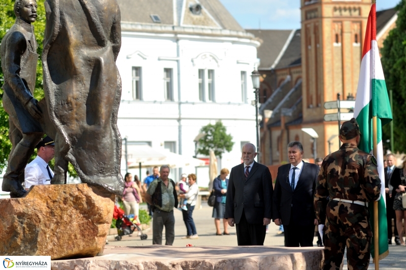 Megemlékezés a Városalapítók szobránál