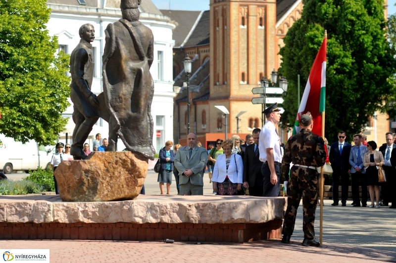 Megemlékezés a Városalapítók szobránál