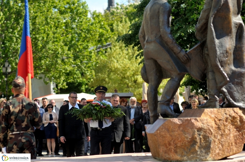 Megemlékezés a Városalapítók szobránál
