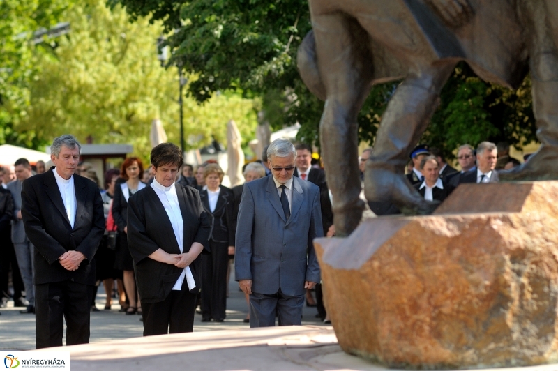 Megemlékezés a Városalapítók szobránál