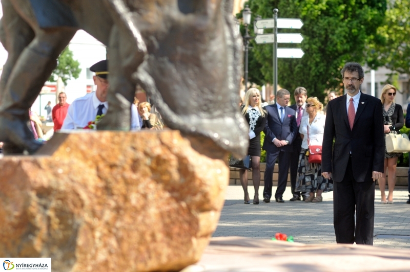 Megemlékezés a Városalapítók szobránál