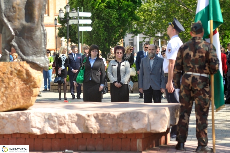 Megemlékezés a Városalapítók szobránál