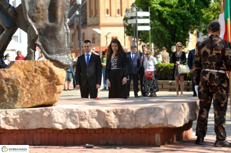 Megemlékezés a Városalapítók szobránál