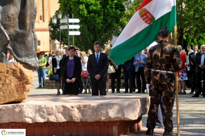 Megemlékezés a Városalapítók szobránál