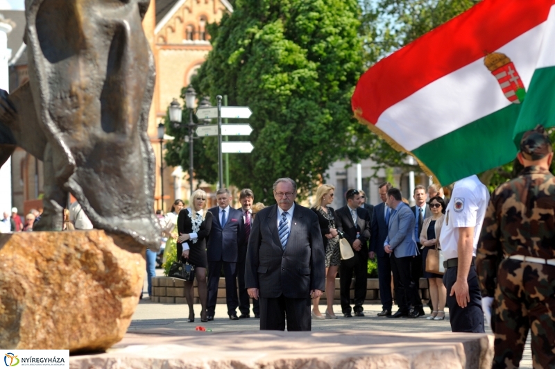 Megemlékezés a Városalapítók szobránál