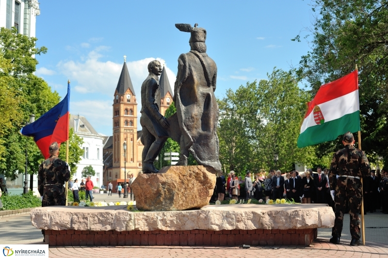 Megemlékezés a Városalapítók szobránál