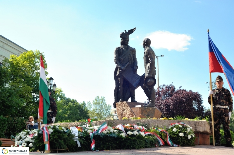 Megemlékezés a Városalapítók szobránál