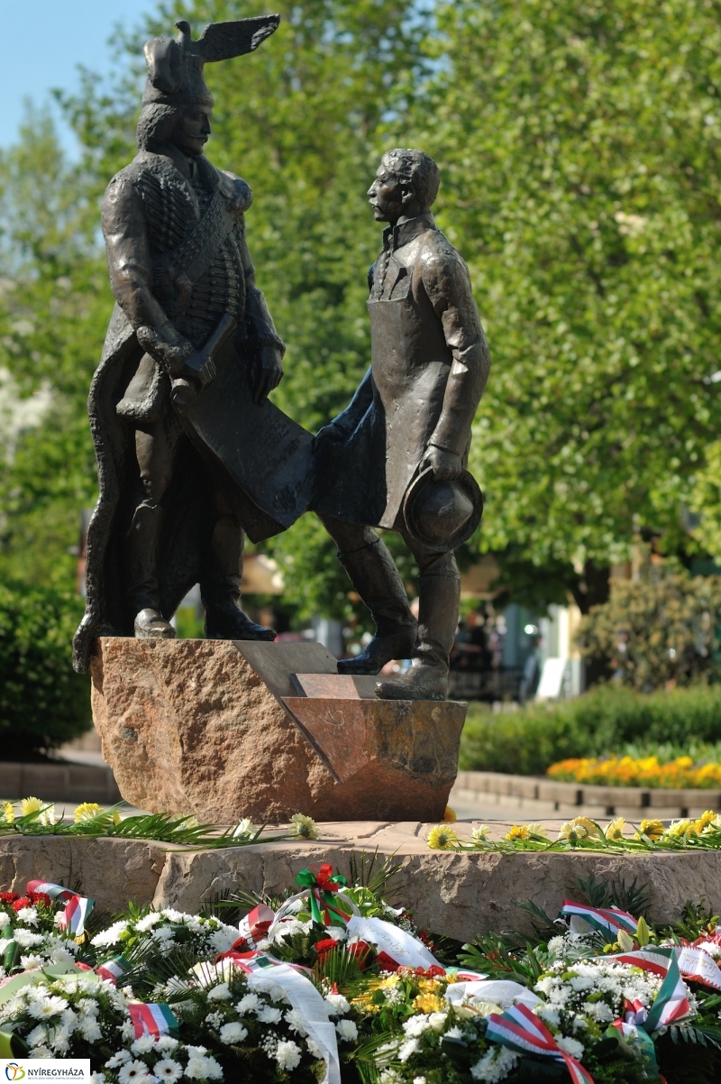 Megemlékezés a Városalapítók szobránál