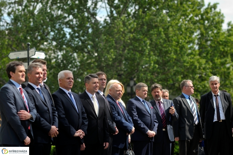 Megemlékezés a Városalapítók szobránál