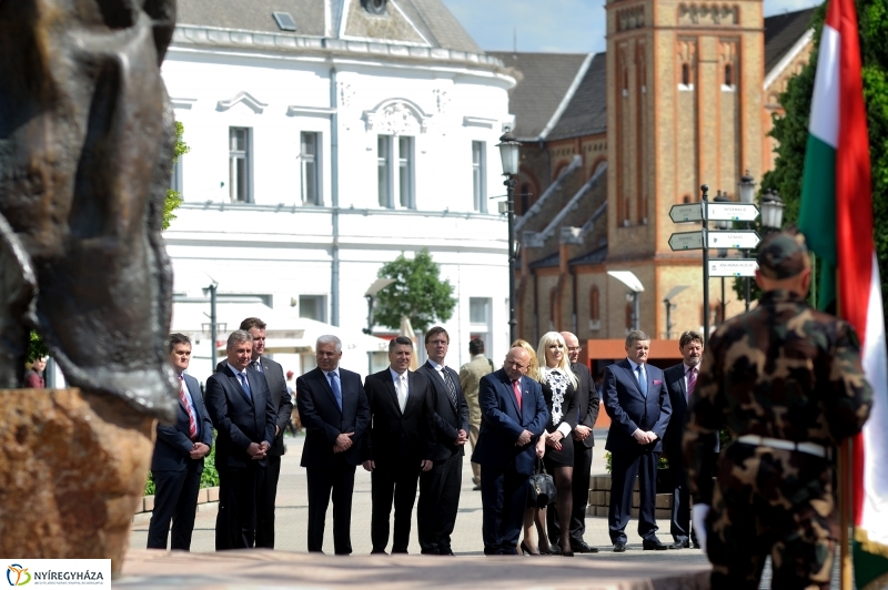 Megemlékezés a Városalapítók szobránál