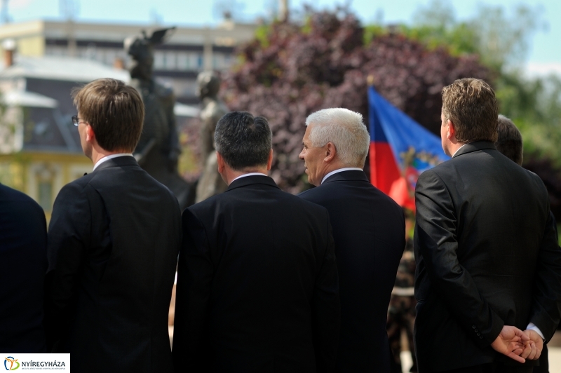 Megemlékezés a Városalapítók szobránál