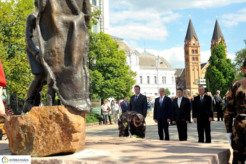 Megemlékezés a Városalapítók szobránál