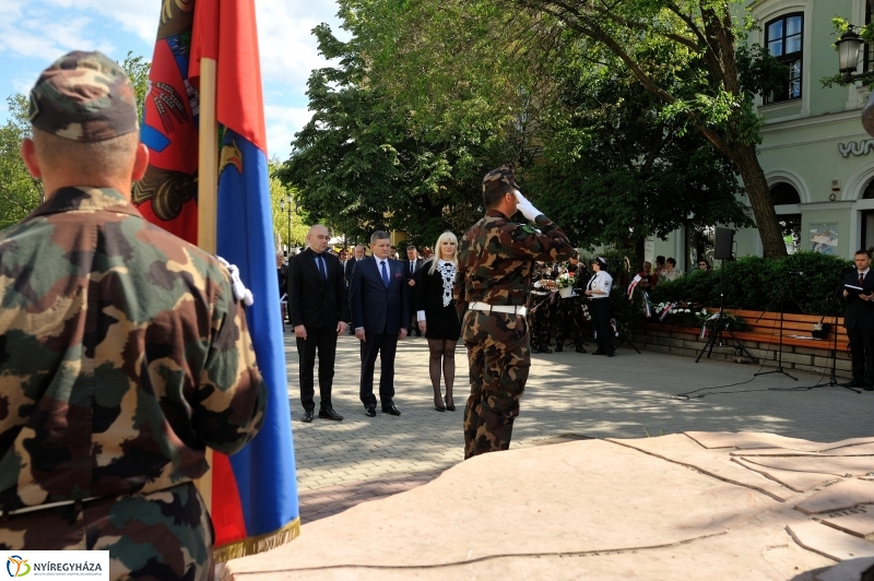 Megemlékezés a Városalapítók szobránál