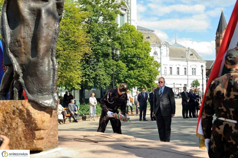 Megemlékezés a Városalapítók szobránál