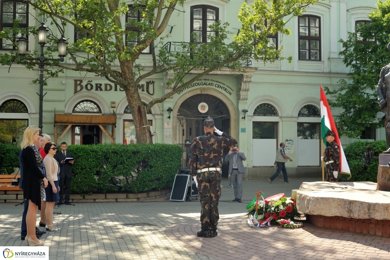 Megemlékezés a Városalapítók szobránál