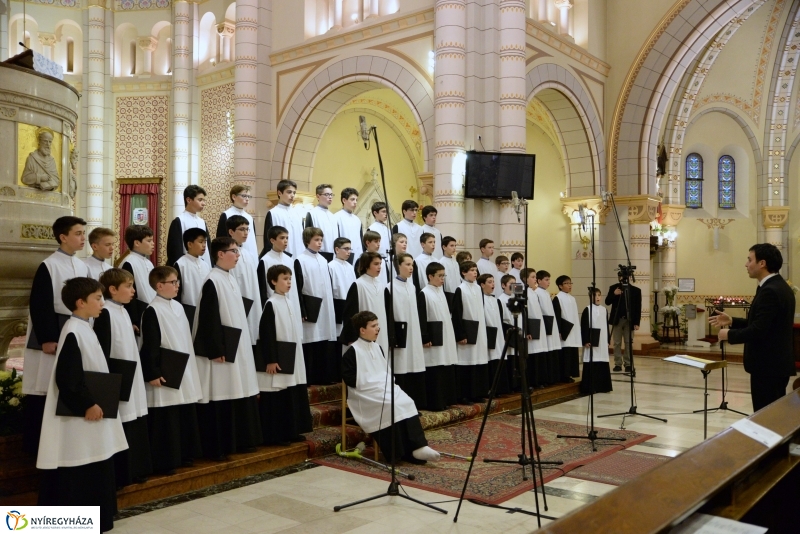 A MONTSERRATI APÁTSÁG fiúkórusa Nyíregyházán lépett fel