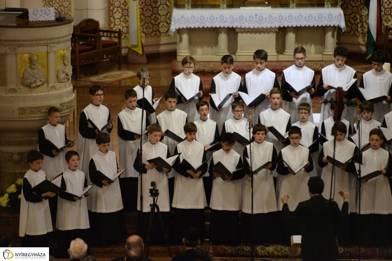 A MONTSERRATI APÁTSÁG fiúkórusa Nyíregyházán lépett fel