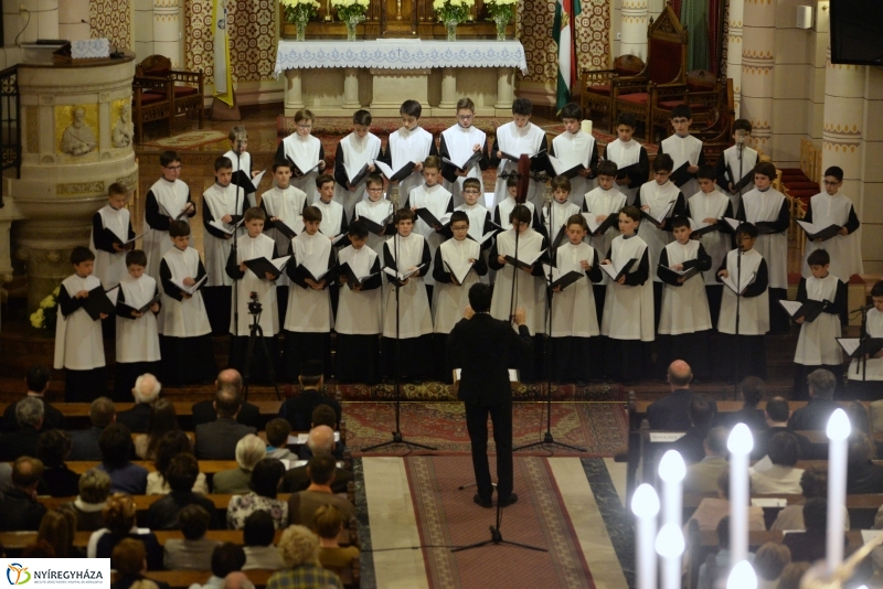 A MONTSERRATI APÁTSÁG fiúkórusa Nyíregyházán lépett fel
